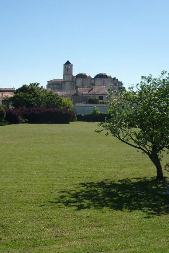 eglise2-les-gites-du-logis-saint-romain-de-benet-saintes-royan-saujon-cure-thermale-vacances charente maritime