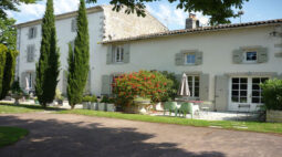 facade-gite-les-gites-du-logis-saint-romain-de-benet-saintes-royan-saujon-charente-maritime