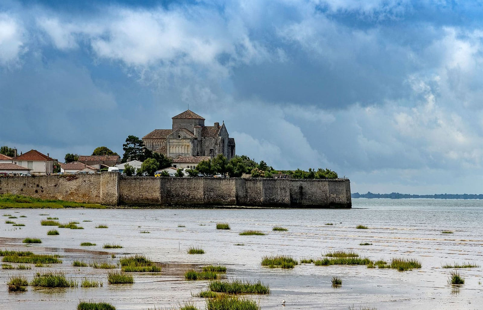 talmont-sur-gironde-les-gites-du-logis-royan-plage-saintes-saint-romai-de-benet-saujon-cure-thermale-vacances-charente-maritime