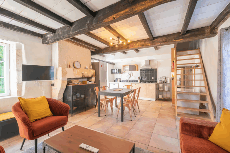 gite le chai salon séjour cuisine gites du logis nouvelle aquitaine charente maritime maison de vacances jardin parc arboré gites logis gite saint romain de benet royan saintes saujon bord de mer piscine aire de jeux pour enfants adultes