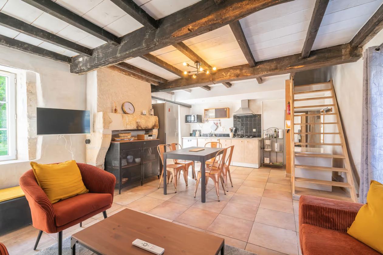 gite le chai salon séjour cuisine gites du logis nouvelle aquitaine charente maritime maison de vacances jardin parc arboré gites logis gite saint romain de benet royan saintes saujon bord de mer piscine aire de jeux pour enfants adultes