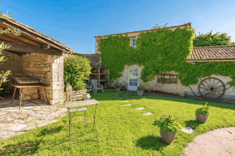 entrée du gite 3 le chai gites du logis nouvelle aquitaine charente maritime maison de vacances jardin parc arboré gites logis gite saint romain de benet royan saintes saujon bord de mer piscine aire de jeux pour enfants adultes