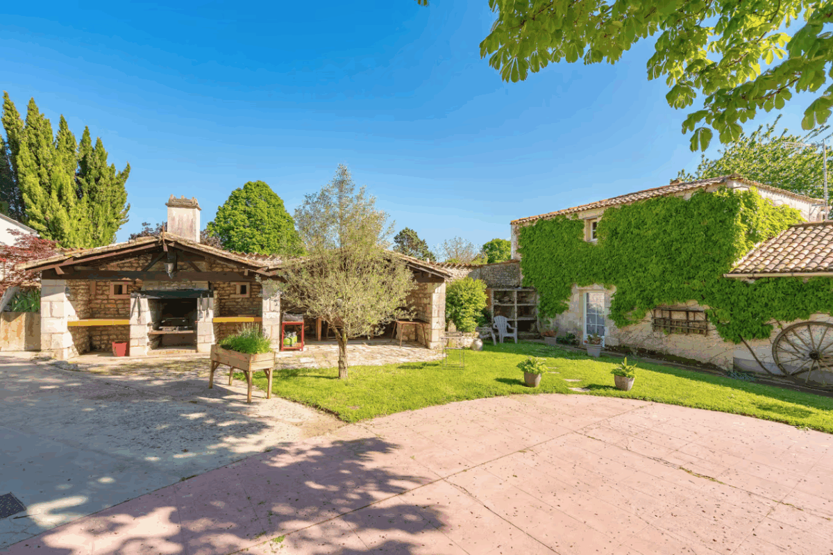 gites du logis espace barbecue plancha coin repas nouvelle aquitaine charente maritime maison de vacances jardin parc arboré gites logis saujon saint romain de benet royan saintes bord de mer piscine aire de jeux enfants