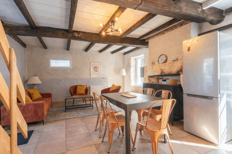 gite le chai salon séjour gites du logis nouvelle aquitaine charente maritime maison de vacances jardin parc arboré gites logis gite saint romain de benet royan saintes saujon bord de mer piscine aire de jeux pour enfants adultes