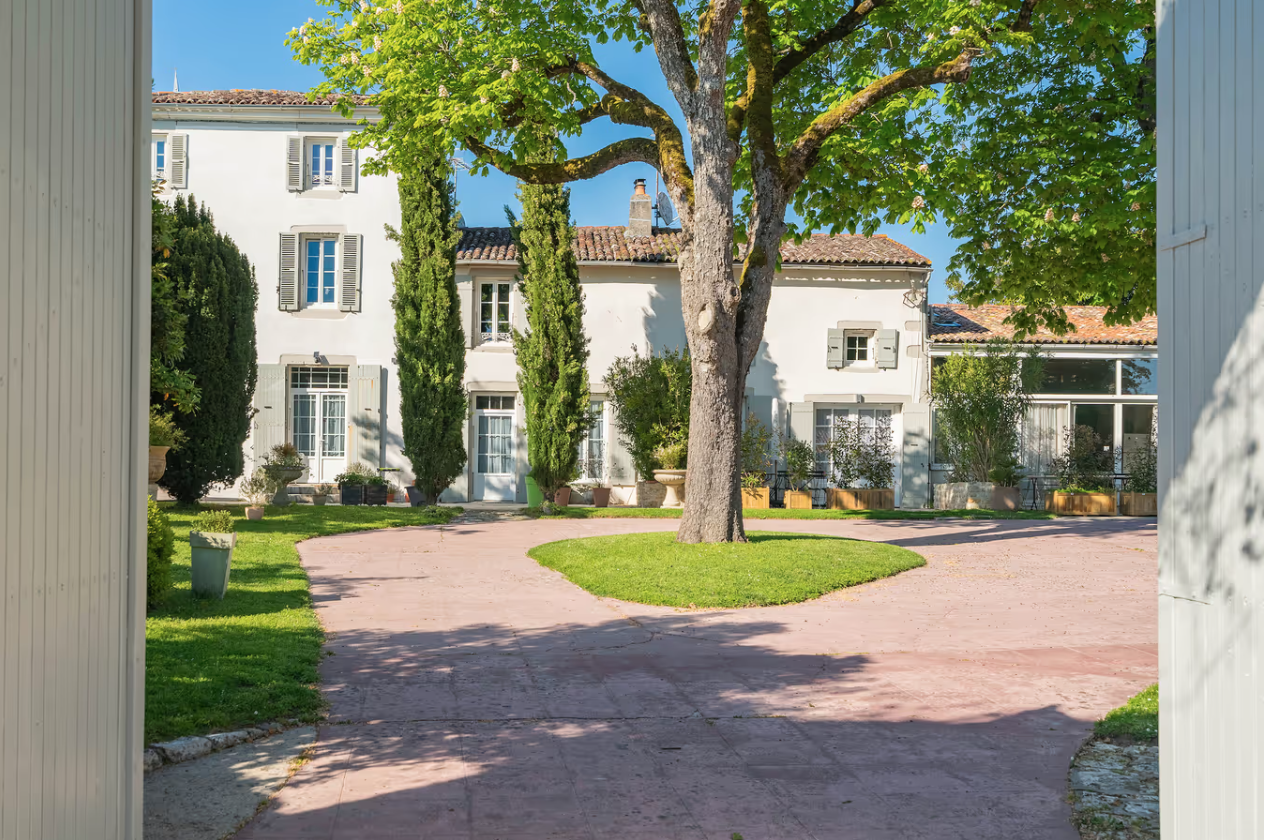 gites du logis cour gites du logis nouvelle aquitaine charente maritime maison de vacances jardin parc arboré gites logis gite saint romain de benet royan saintes saujon bord de mer piscine aire de jeux pour enfants adultes