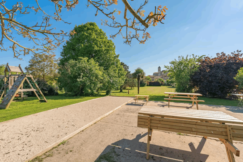 gites du logis jardin pétanque nouvelle aquitaine charente maritime maison de vacances jardin parc arboré gites logis saujon saint romain de benet royan saintes bord de mer piscine aire de jeux enfants