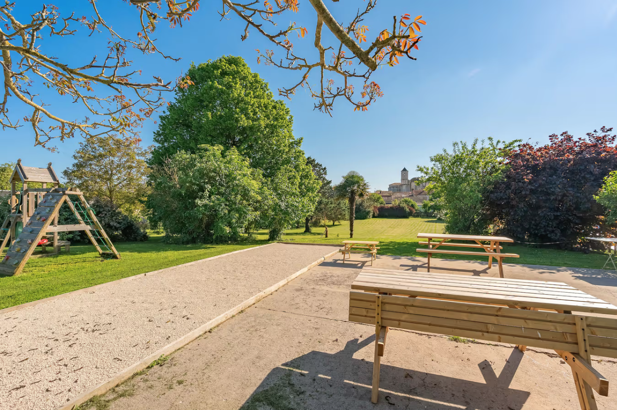gites du logis jardin pétanque nouvelle aquitaine charente maritime maison de vacances jardin parc arboré gites logis saujon saint romain de benet royan saintes bord de mer piscine aire de jeux enfants