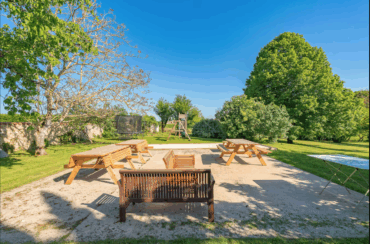 gites du logis terrasse jardin gites du logis nouvelle aquitaine charente maritime maison de vacances jardin parc arboré gites logis gite saint romain de benet royan saintes saujon bord de mer piscine aire de jeux pour enfants adultes