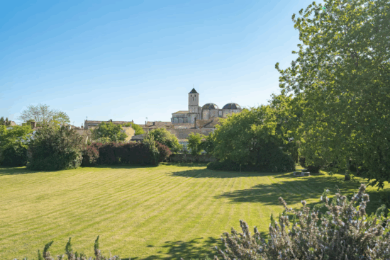 jardin des gites du logis gites du logis nouvelle aquitaine charente maritime maison de vacances jardin parc arboré gites logis gite saint romain de benet royan saintes saujon bord de mer piscine aire de jeux pour enfants adultes