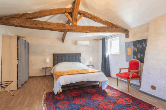 le chai chambre du haut gites du logis nouvelle aquitaine charente maritime maison de vacances jardin parc arboré gites logis gite saint romain de benet royan saintes saujon bord de mer piscine aire de jeux pour enfants adultes