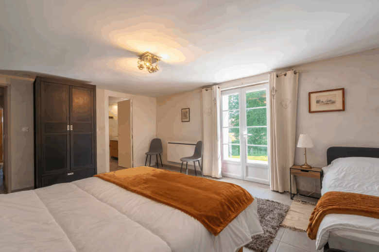 le chai chambre bas gites du logis nouvelle aquitaine charente maritime maison de vacances jardin parc arboré gites logis gite saint romain de benet royan saintes saujon bord de mer piscine aire de jeux pour enfants adultes