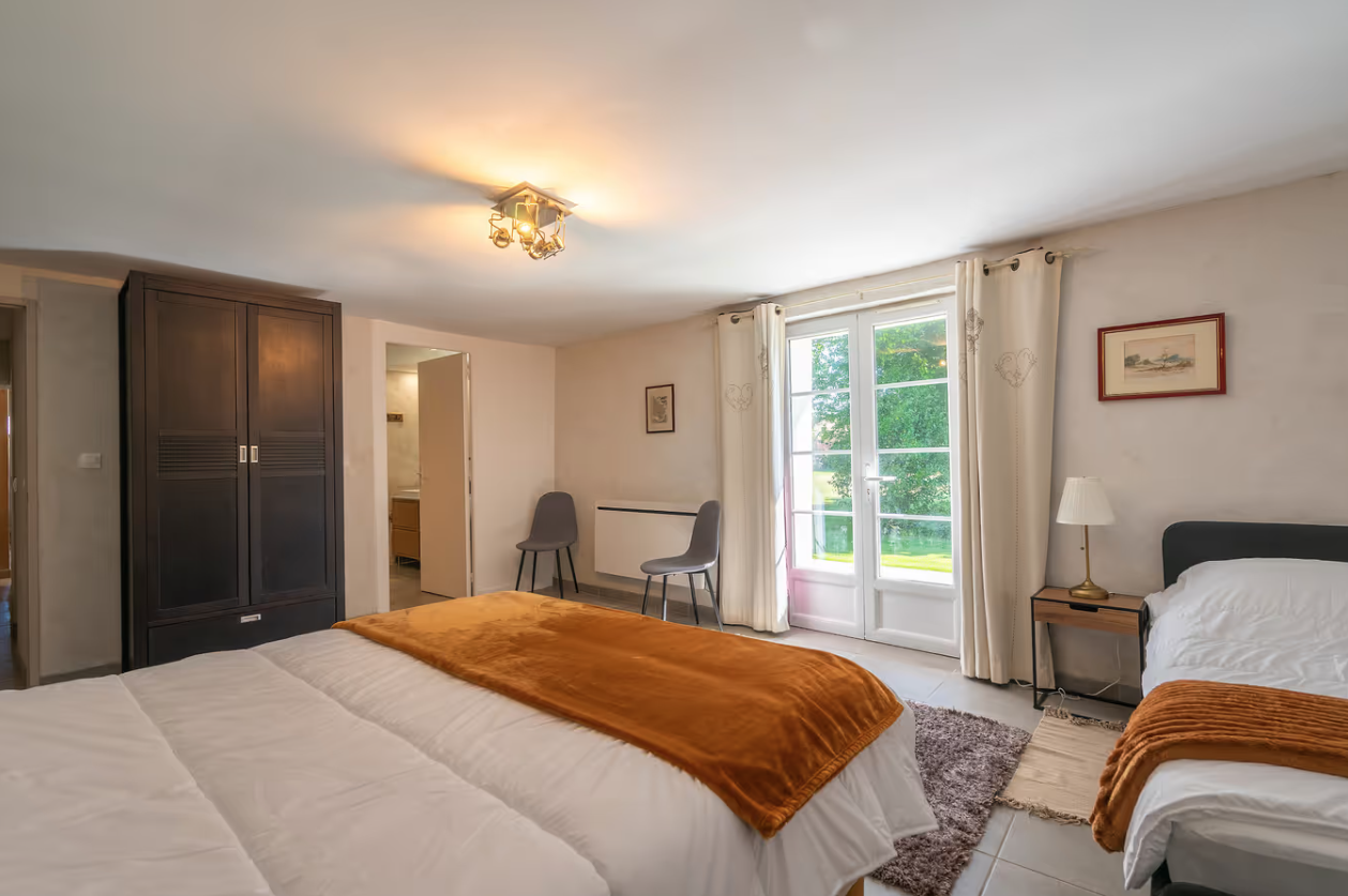 le chai chambre bas gites du logis nouvelle aquitaine charente maritime maison de vacances jardin parc arboré gites logis gite saint romain de benet royan saintes saujon bord de mer piscine aire de jeux pour enfants adultes