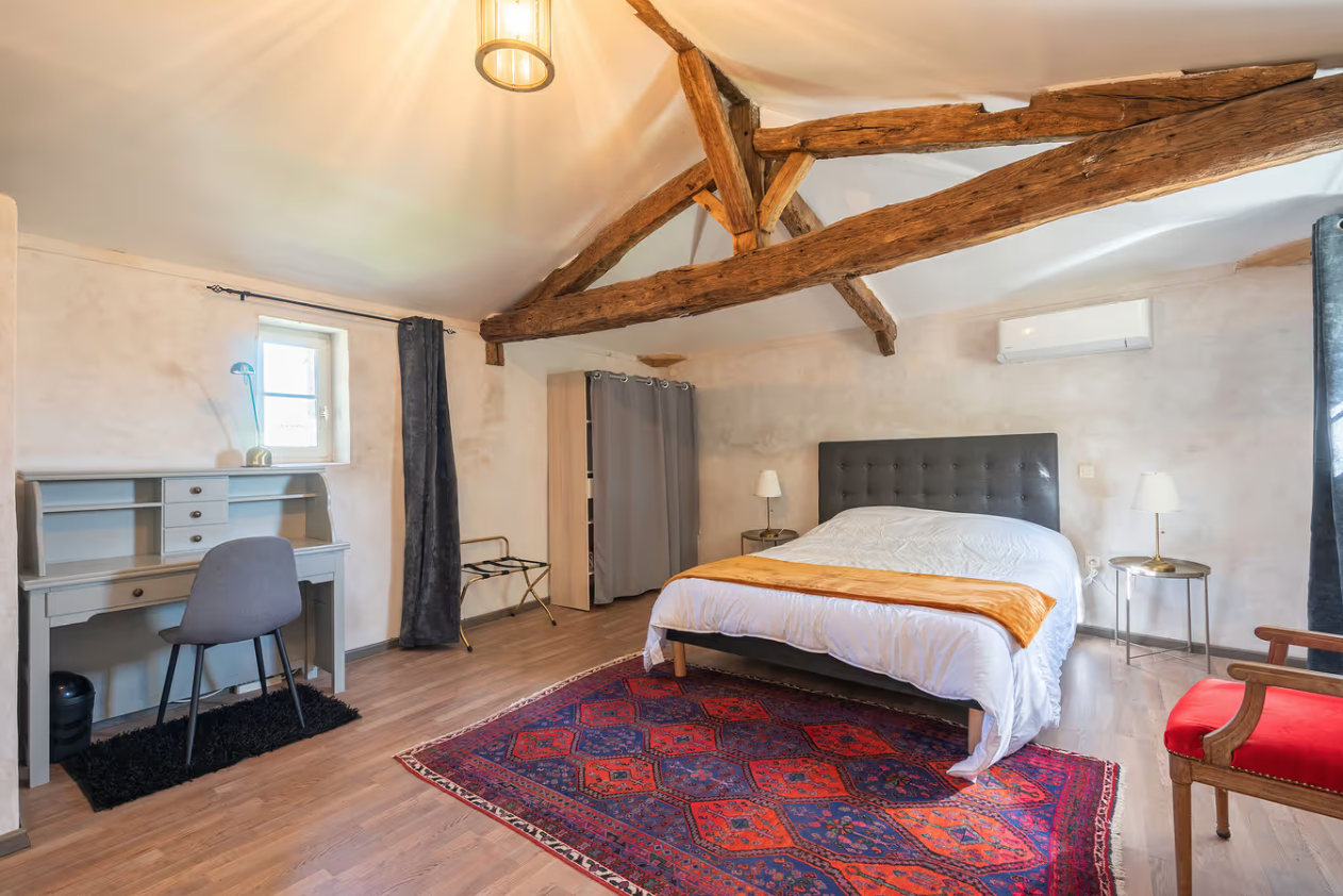 le chai chambre étage gites du logis nouvelle aquitaine charente maritime maison de vacances jardin parc arboré gites logis gite saint romain de benet royan saintes saujon bord de mer piscine aire de jeux pour enfants adultes