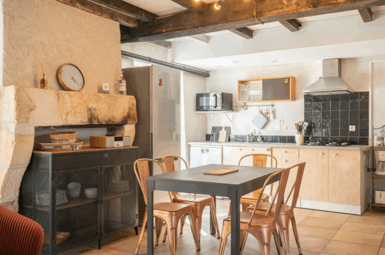 le chai cuisine gites du logis nouvelle aquitaine charente maritime maison de vacances jardin parc arboré gites logis gite saint romain de benet royan saintes saujon bord de mer piscine aire de jeux pour enfants adultes