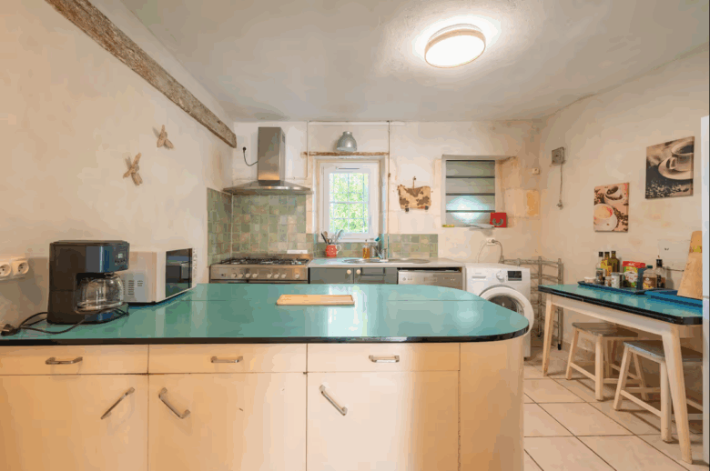 le cottage cuisine gite le cottage gites du logis nouvelle aquitaine charente maritime maison de vacances jardin parc arboré gites logis gite saint romain de benet royan saintes saujon bord de mer piscine aire de jeux pour enfants adultes