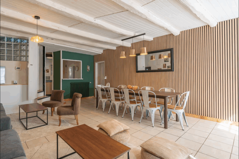 le cottage salle a manger gite le cottage gites du logis nouvelle aquitaine charente maritime maison de vacances jardin parc arboré gites logis gite saint romain de benet royan saintes saujon bord de mer piscine aire de jeux pour enfants adultes