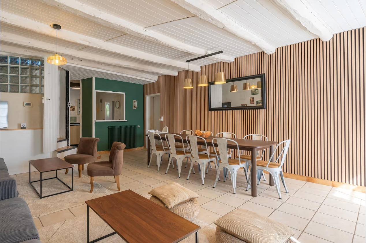 le cottage salle a manger gite le cottage gites du logis nouvelle aquitaine charente maritime maison de vacances jardin parc arboré gites logis gite saint romain de benet royan saintes saujon bord de mer piscine aire de jeux pour enfants adultes