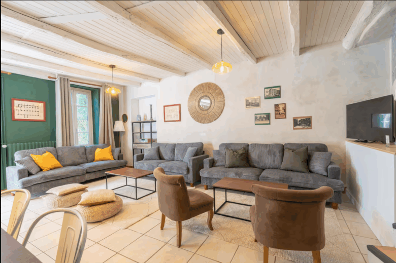 le cottage salon gite le cottage gites du logis nouvelle aquitaine charente maritime maison de vacances jardin parc arboré gites logis gite saint romain de benet royan saintes saujon bord de mer piscine aire de jeux pour enfants adultes