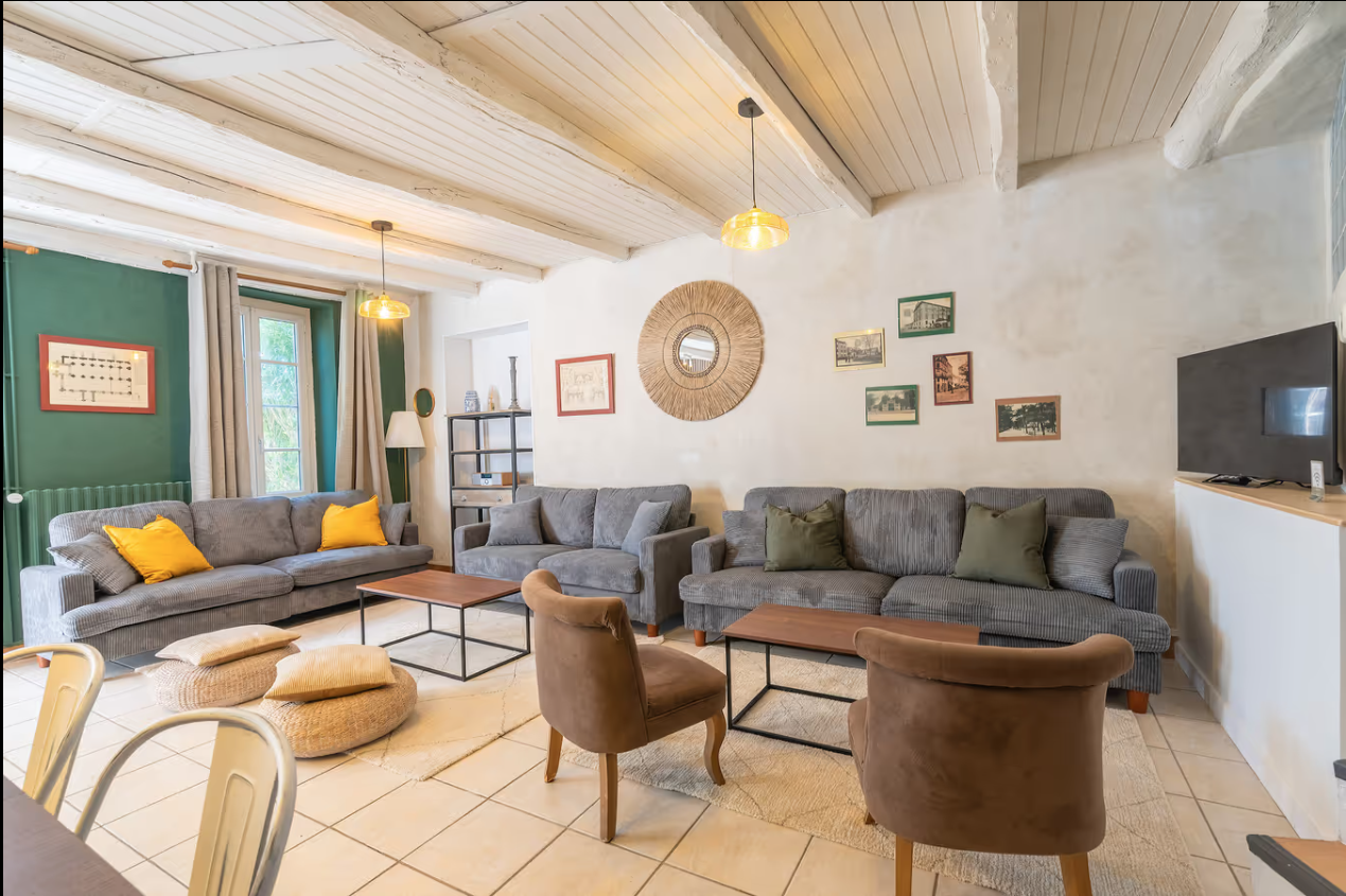 le cottage salon gite le cottage gites du logis nouvelle aquitaine charente maritime maison de vacances jardin parc arboré gites logis gite saint romain de benet royan saintes saujon bord de mer piscine aire de jeux pour enfants adultes