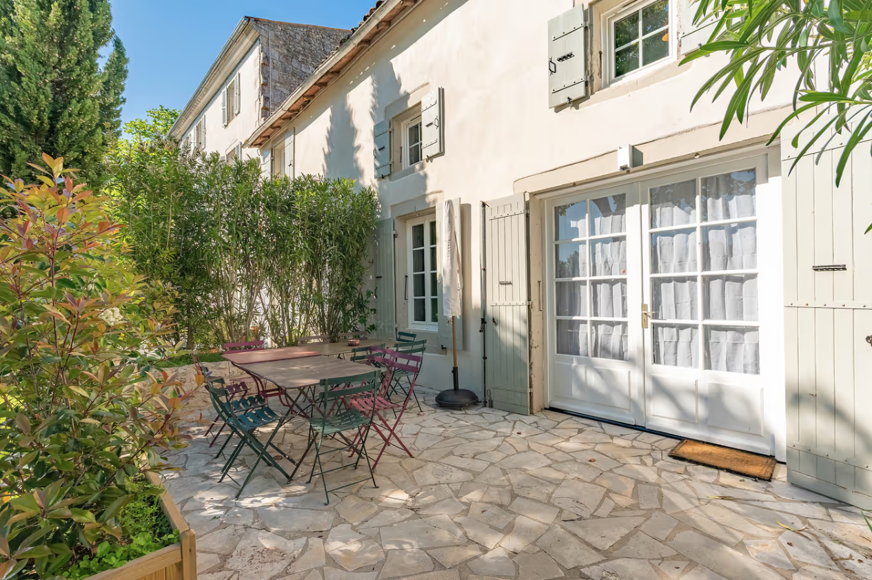 terrasse gite le cottage gites du logis nouvelle aquitaine charente maritime maison de vacances jardin parc arboré gites logis gite saint romain de benet royan saintes saujon bord de mer piscine aire de jeux pour enfants adultes