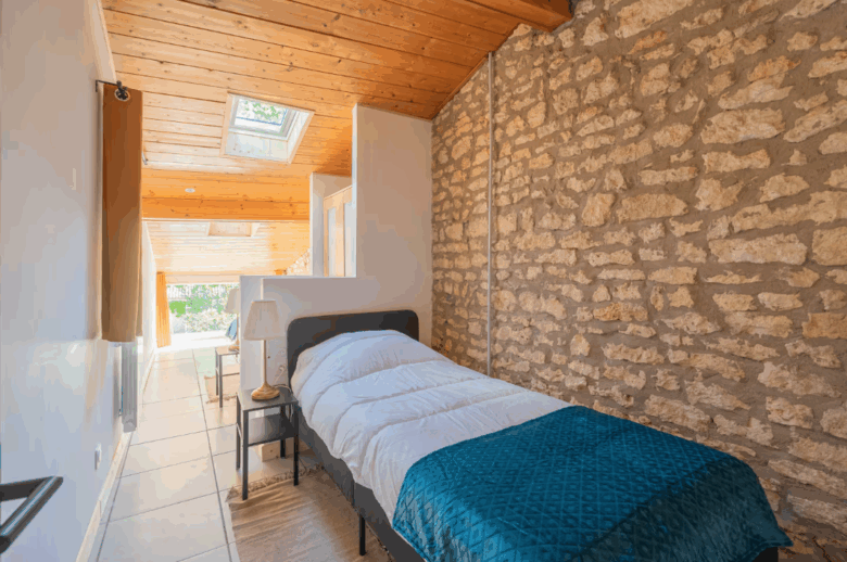le sunhouse chambre à l'étage gites du logis nouvelle aquitaine charente maritime maison de vacances jardin parc arboré gites logis gite saint romain de benet royan saintes saujon bord de mer piscine aire de jeux pour enfants adultes