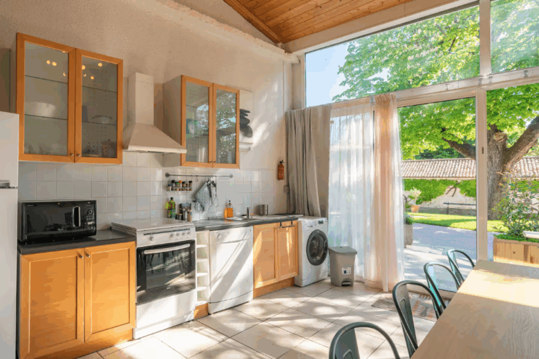 le sunhouse cuisine gites du logis nouvelle aquitaine charente maritime maison de vacances jardin parc arboré gites logis gite saint romain de benet royan saintes saujon bord de mer piscine aire de jeux pour enfants adultes