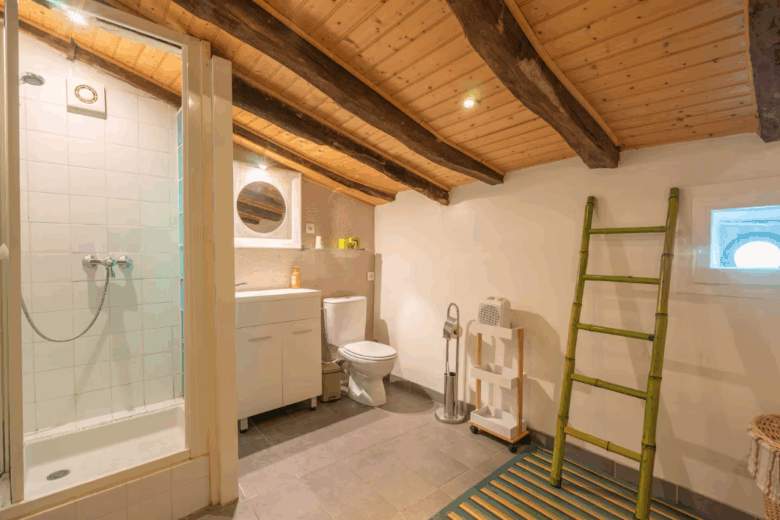 le sunhouse salle de bain gites du logis nouvelle aquitaine charente maritime maison de vacances jardin parc arboré gites logis gite saint romain de benet royan saintes saujon bord de mer piscine aire de jeux pour enfants adultes