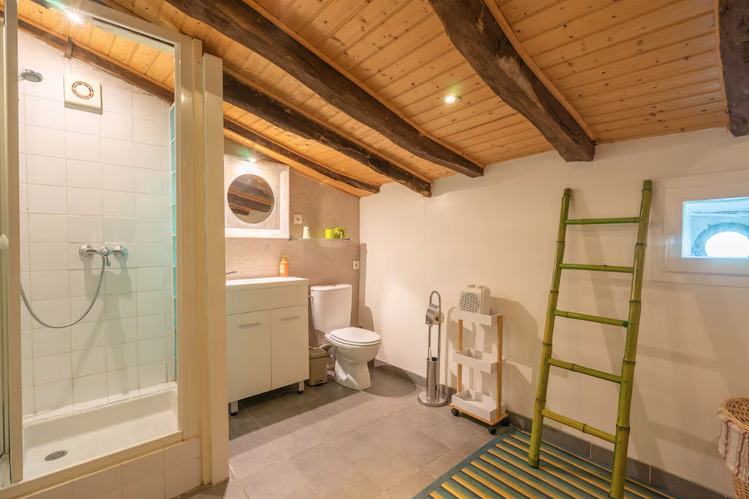 le sunhouse salle de bain gites du logis nouvelle aquitaine charente maritime maison de vacances jardin parc arboré gites logis gite saint romain de benet royan saintes saujon bord de mer piscine aire de jeux pour enfants adultes