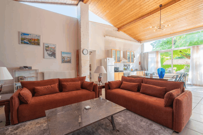 le sunhouse salon 3 gites du logis nouvelle aquitaine charente maritime maison de vacances jardin parc arboré gites logis gite saint romain de benet royan saintes saujon bord de mer piscine aire de jeux pour enfants adultes