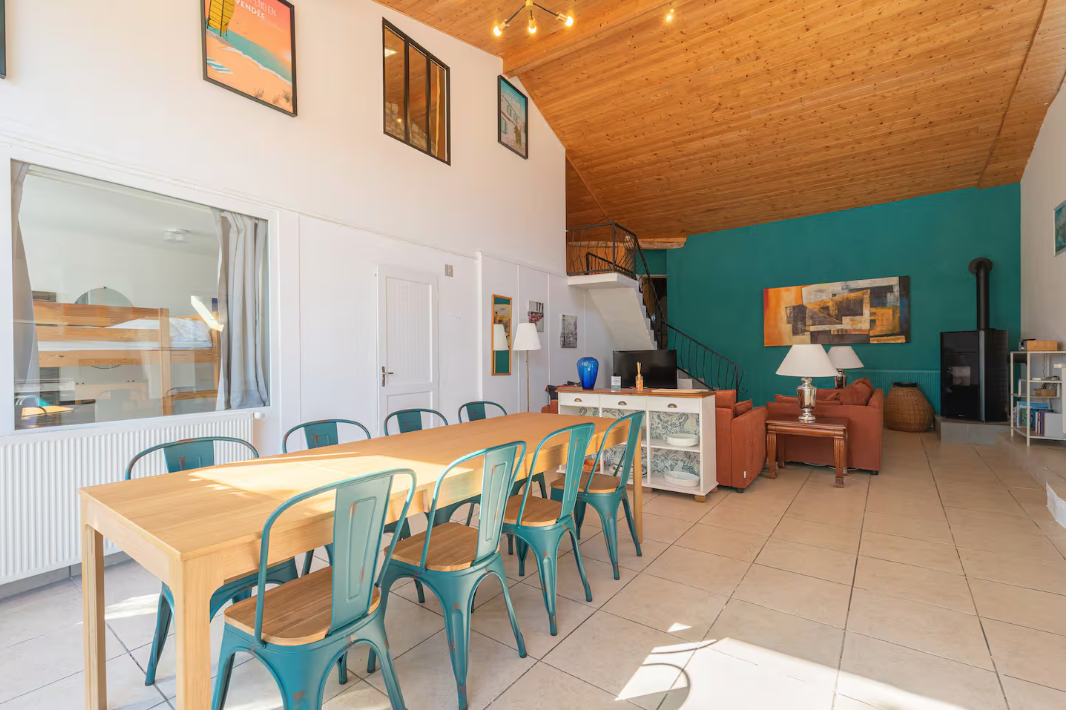 le sunhouse salon séjour entier gites du logis nouvelle aquitaine charente maritime maison de vacances jardin parc arboré gites logis gite saint romain de benet royan saintes saujon bord de mer piscine aire de jeux pour enfants adultes