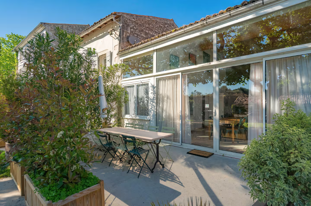 le sunhouse terrasse privative 2 gites du logis nouvelle aquitaine charente maritime maison de vacances jardin parc arboré gites logis gite saint romain de benet royan saintes saujon bord de mer piscine aire de jeux pour enfants adultes