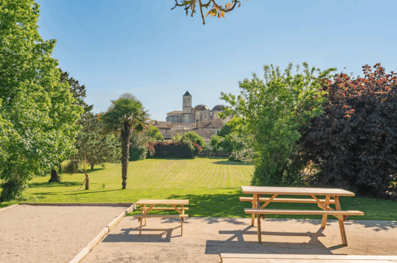 gites du logis espace jardin piscine petanque aire de jeux nouvelle aquitaine charente maritime maison de vacances jardin parc arboré gites logis saujon saint romain de benet royan saintes bord de mer piscine aire de jeux enfants