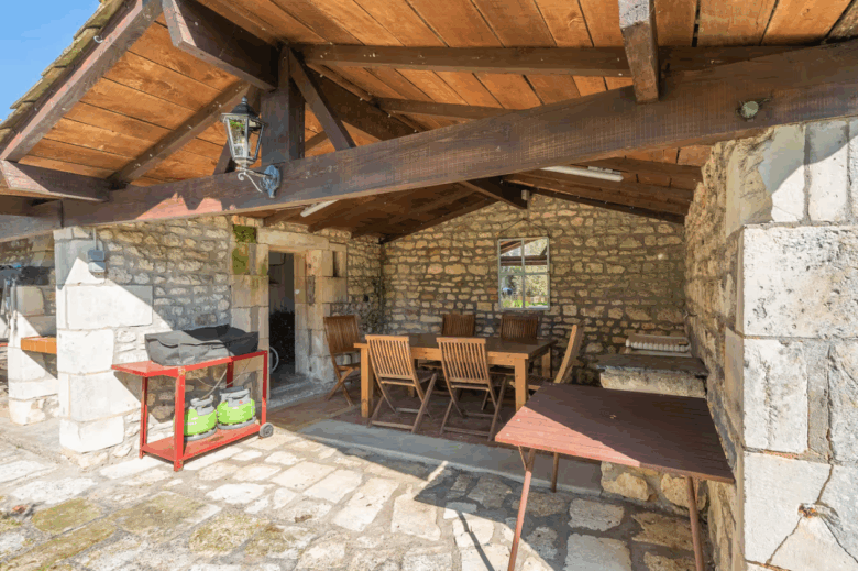 salle a manger extérieure gites du logis nouvelle aquitaine charente maritime maison de vacances jardin parc arboré gites logis gite saint romain de benet royan saintes saujon bord de mer piscine aire de jeux pour enfants adultes