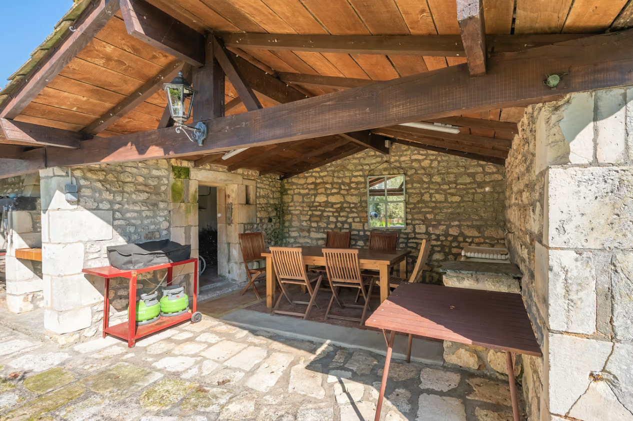 salle a manger extérieure gites du logis nouvelle aquitaine charente maritime maison de vacances jardin parc arboré gites logis gite saint romain de benet royan saintes saujon bord de mer piscine aire de jeux pour enfants adultes