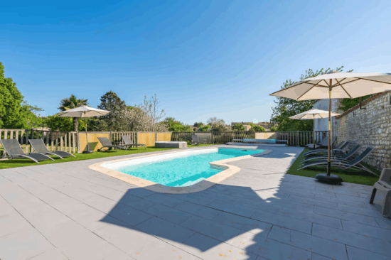 gites du logis terrasse de la piscine transat nouvelle aquitaine charente maritime maison de vacances jardin parc arboré gites logis saujon saint romain de benet royan saintes bord de mer piscine aire de jeux enfants