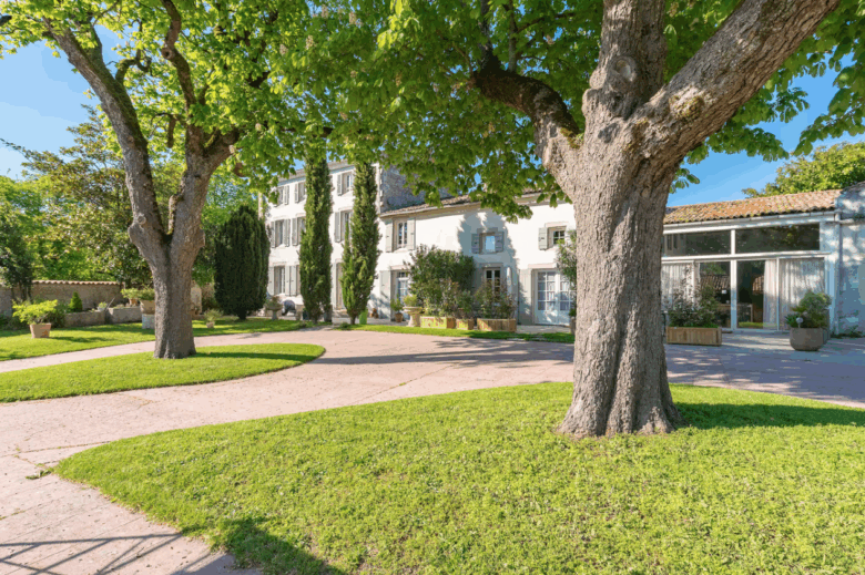 terrasse des gites 1 et 2 gites du logis nouvelle aquitaine charente maritime maison de vacances jardin parc arboré gites logis gite saint romain de benet royan saintes saujon bord de mer piscine aire de jeux pour enfants adultes