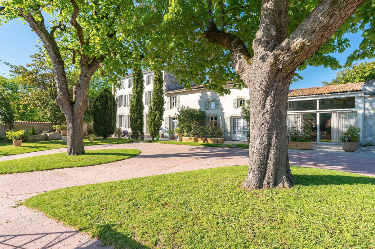 terrasse des gites 1 et 2 gites du logis nouvelle aquitaine charente maritime maison de vacances jardin parc arboré gites logis gite saint romain de benet royan saintes saujon bord de mer piscine aire de jeux pour enfants adultes